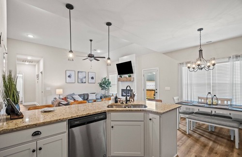 Springfield Casa | Beautiful house that sleeps 10! 35 minutes to Nashville or BNA airport.