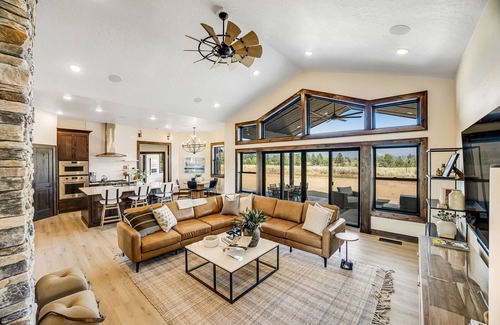 McCall Casa | Beautiful house w/ 2 gas fireplaces, private hot tub, grill & mountain views