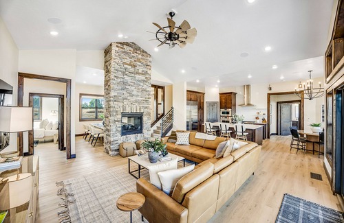 McCall Casa | Beautiful house w/ 2 gas fireplaces, private hot tub, grill & mountain views