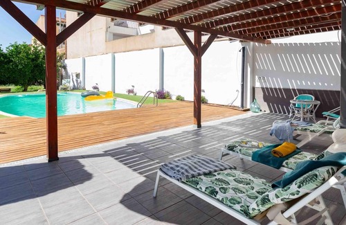 Durcal Villa | Preciosa casa con 5 dormitorios, piscina, jardines y wifi