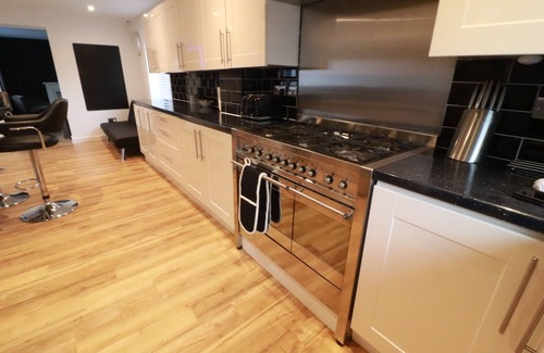 Milton Keynes Casa | Beautiful house with nearby shopping, great for walking and beautiful lakes.