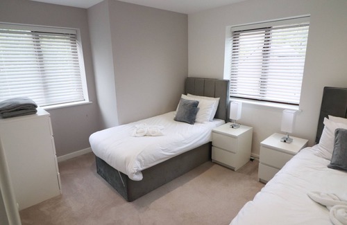 Milton Keynes Casa | Beautiful house with nearby shopping, great for walking and beautiful lakes.