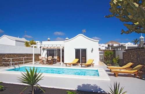 Tias Casa | Villa de vacaciones independiente con piscina privada y climatizada, TV vía satélite, WiFi y barbacoa