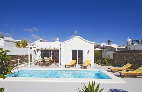 Tias Casa | Villa de vacaciones independiente con piscina privada y climatizada, TV vía satélite, WiFi y barbacoa