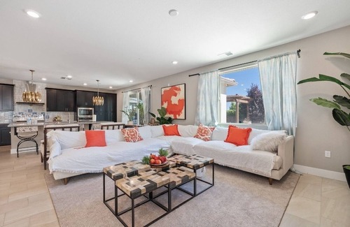 Elk Grove Casa | Beautiful House with a park behind it and a five-minute walk to the casino.