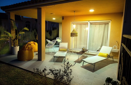Atlanterra Casa | Preciosa casa con maravilloso porche y jardín privado.