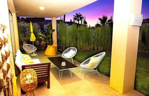 Atlanterra Casa | Preciosa casa con maravilloso porche y jardín privado.