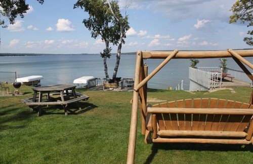 Herron Cabaña | Hermosa Hubbard Lake Cottage 1