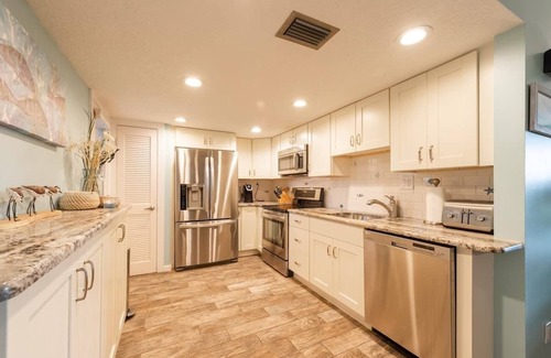 Fort Pierce Casa | Beautiful Hutchinson Island Condo - Steps to Ocean