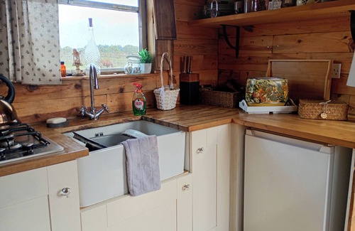 Tangmere Cabina | Beautiful Idilic Stay at The Box