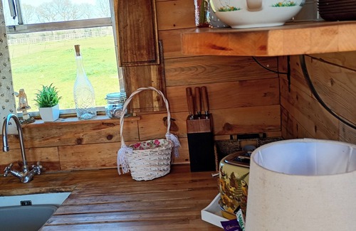 Tangmere Cabina | Beautiful Idilic Stay at The Box