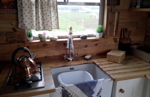 Tangmere Cabina | Beautiful Idilic Stay at The Box