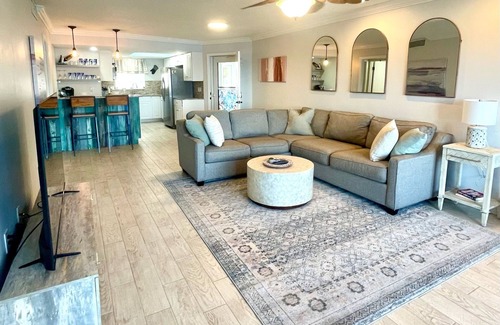 Riviera Beach Condominio | Beautiful Intracoastal Condo with Pool - walk to the beach! 90 day min