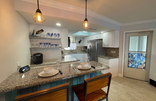 Riviera Beach Condominio | Beautiful Intracoastal Condo with Pool - walk to the beach! 90 day min