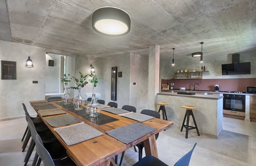 Livade Villa | Hermosa villa en Istirán con capacidad para 12 personas y piscina privada.