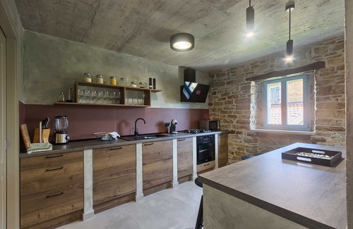 Livade Villa | Hermosa villa en Istirán con capacidad para 12 personas y piscina privada.