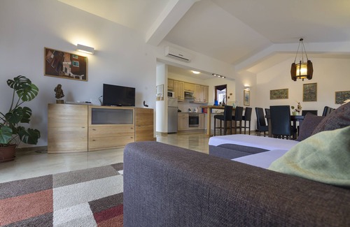 Valtura Villa | Hermosa villa de piedra de Istria con piscina y jardín rodeado de naturaleza.