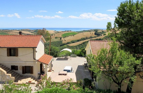Cologna Spiaggia Villa | Apartamento en villa con WIFI, bañera de hidromasaje, piscina, A/C, TV, patio, vista panorámica