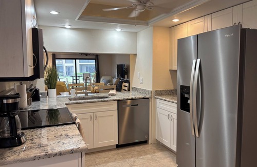 Iona Condominio | Beautiful Kelly Greens 1st Floor Corner Unit Condo