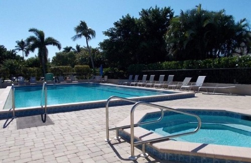 Iona Condominio | Beautiful Kelly Greens 1st Floor Corner Unit Condo