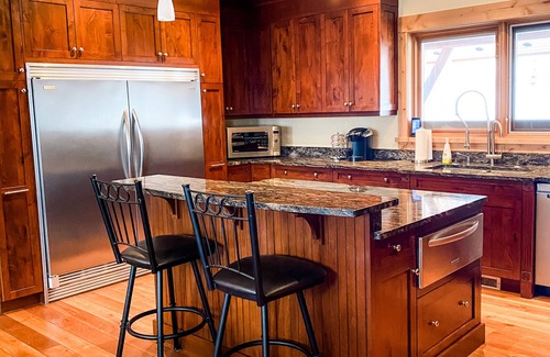 Golden Casa | Hermosa Ski in Ski out Family Friendly Home!