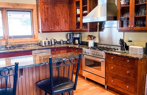 Golden Casa | Hermosa Ski in Ski out Family Friendly Home!