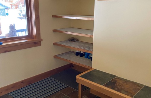Golden Casa | Hermosa Ski in Ski out Family Friendly Home!