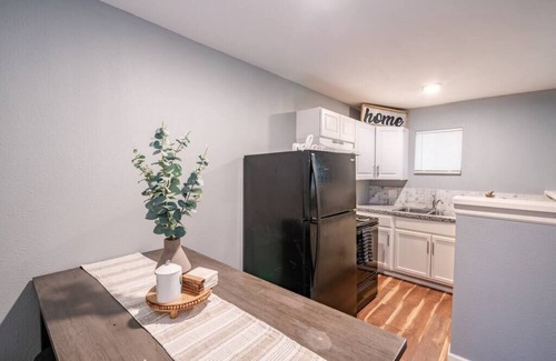 Park Place Apartamento | Beautiful King Bed Apartment in Renovated Building