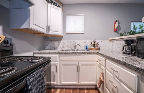 Park Place Apartamento | Beautiful King Bed Apartment in Renovated Building
