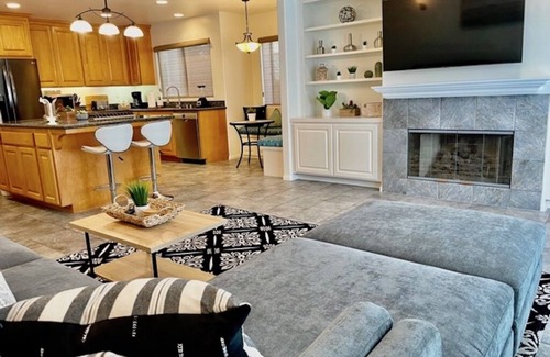 Village of La Jolla Casa | Beautiful La Jolla Village Home, Sleeps 9