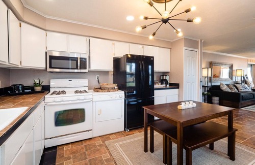 Commerce Township Casa | Beautiful lakefront with hot-tub 2bedroom +WiFi on all sports Cooley lake
