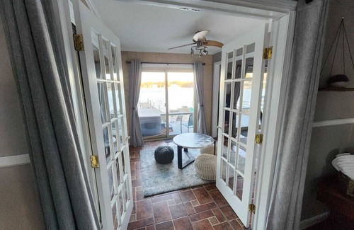 Commerce Township Casa | Beautiful lakefront with hot-tub 2bedroom +WiFi on all sports Cooley lake