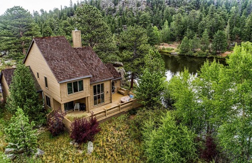 Red Feather Lakes Casa | Hermosa casa en el lago ubicada en una comunidad cerrada de campo de golf en las montañas
