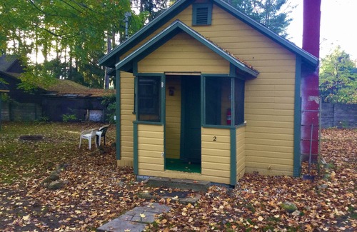 Ellsworth Cabina | Beautiful Lake! Cute Cabins! 6 Bedrooms, 3 Baths. Outdoor Lounge with Fire Pit!