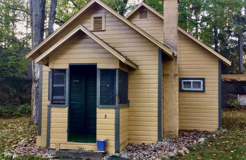 Ellsworth Cabina | Beautiful Lake! Cute Cabins! 6 Bedrooms, 3 Baths. Outdoor Lounge with Fire Pit!