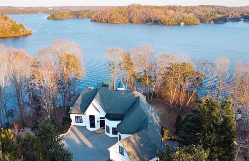 Gainesville Casa | Beautiful Lake Escape! Heated Private Pool and Fun on the Lake! Book Now!