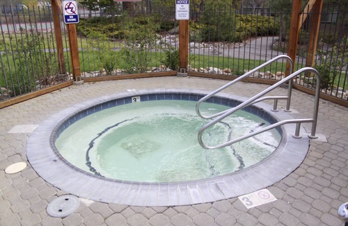 Lake Forest Casa | Hermosa Lake Forest Condo, 2Bd / 2Ba, piscina, jacuzzi, Cerca del lago y la ciudad.