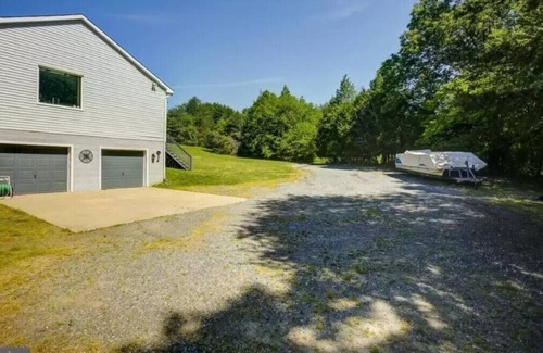 Livingston Casa | Beautiful Lake Front on 3.5 acres