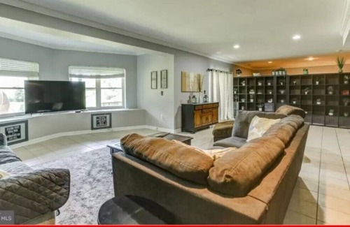 Livingston Casa | Beautiful Lake Front on 3.5 acres