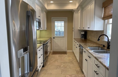 Westminster Casa | BEAUTIFUL LAKE FRONT- DOCK, SCREENED PORCH, CLEMSON, HIKING, KAYAKS, 5 BEDROOM