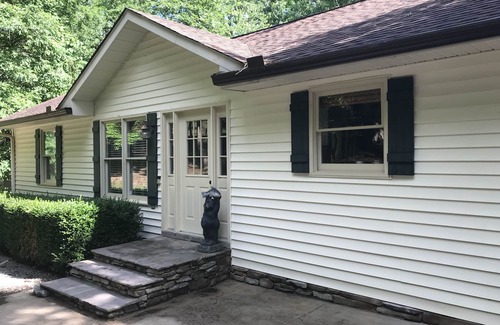 Westminster Casa | BEAUTIFUL LAKE FRONT- DOCK, SCREENED PORCH, CLEMSON, HIKING, KAYAKS, 5 BEDROOM