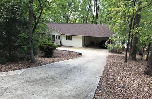 Westminster Casa | BEAUTIFUL LAKE FRONT- DOCK, SCREENED PORCH, CLEMSON, HIKING, KAYAKS, 5 BEDROOM