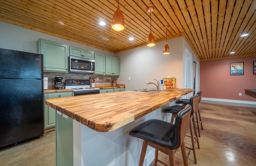 Dandridge Casa | Beautiful Lake Front Estate w/ Dock Sleeps 20+