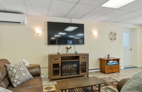 Litchfield Casa | Beautiful Lake Front Home