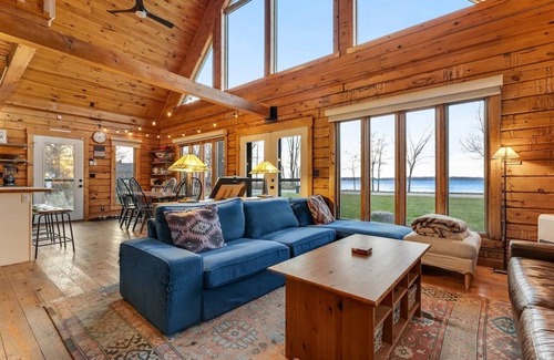 Isle La Motte Cabina | Beautiful Lake House with Private Beach on Lake Champlain