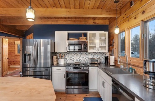 Isle La Motte Cabina | Beautiful Lake House with Private Beach on Lake Champlain