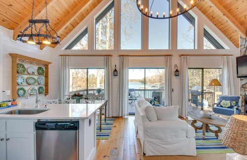 Seneca Cabina | Beautiful Lake Keowee Home w/ Boat Dock & Fire Pit