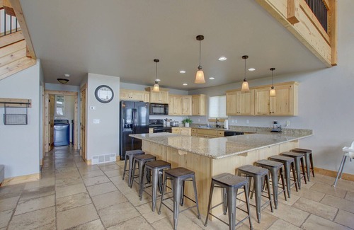 Harbor Village Casa | Beautiful Lake View - Sleeps 26+ - Hot Tub - Deck - Cabin