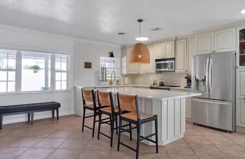 Altamonte Springs Casa | Beautiful Lakefront Gem ~ Pool ~ Fishing ~ 5 Star Location