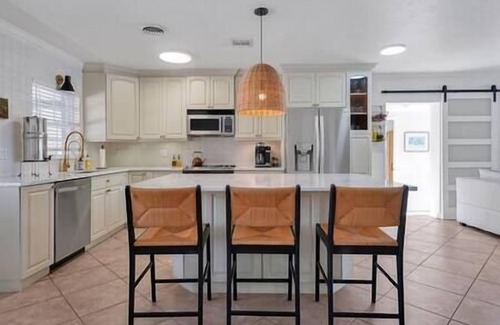 Altamonte Springs Casa | Beautiful Lakefront Gem ~ Pool ~ Fishing ~ 5 Star Location